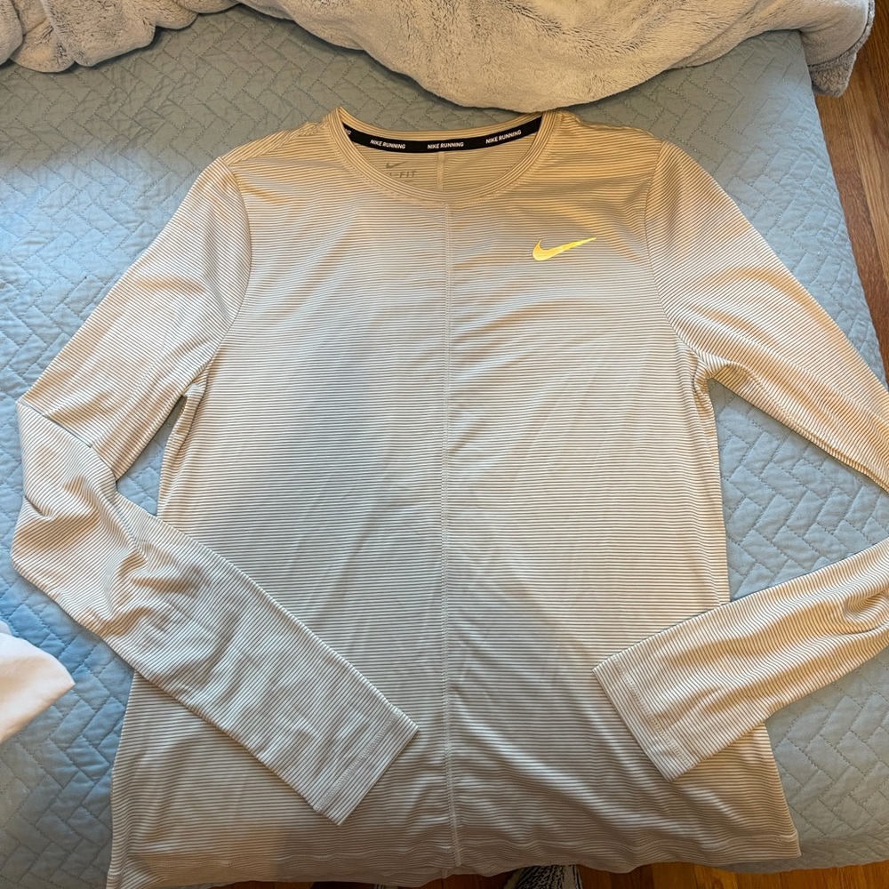 NEVER WORN NIKE RUNNING SHIRT